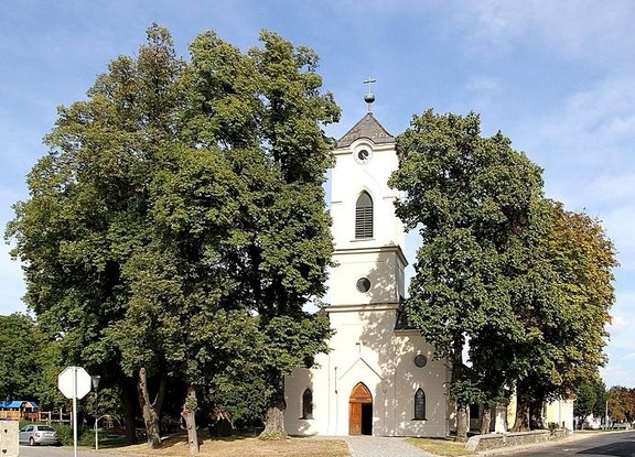 Kirche mit Turm und Bäumen ringsum Kirche mit Turm und Bäumen ringsum